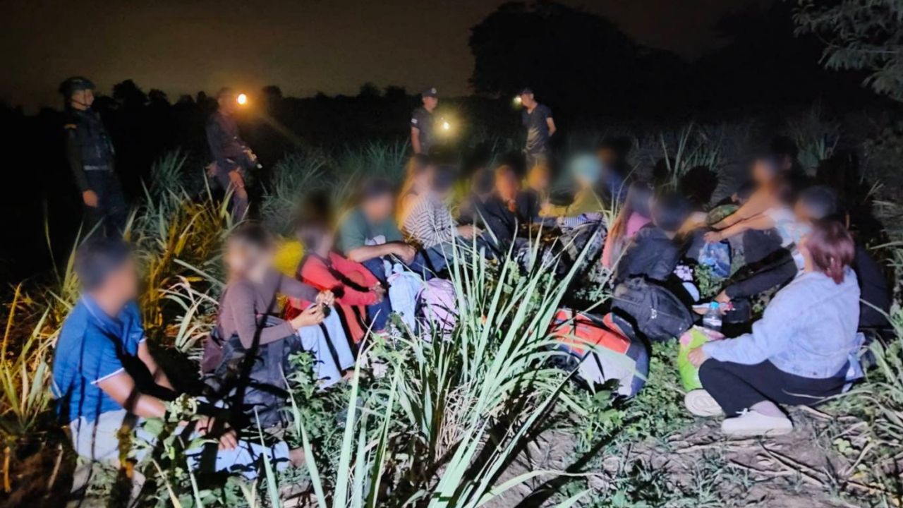 แรงงานกัมพูชาทะลักชายแดนสระแก้ว รวบยกกลุ่ม 18 คน หวังเข้าทำงานในไทย