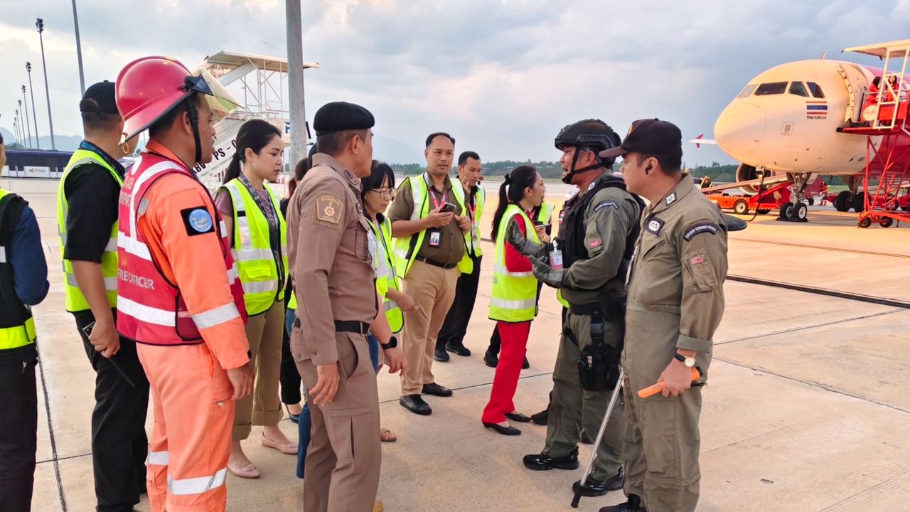 วุ่นทั้งลำ ตร.คุมตัวหนุ่มพูด 'ระวังระเบิด' บนเครื่องบิน เจ้าหน้าที่ต้องตรวจสอบกันวุ่น