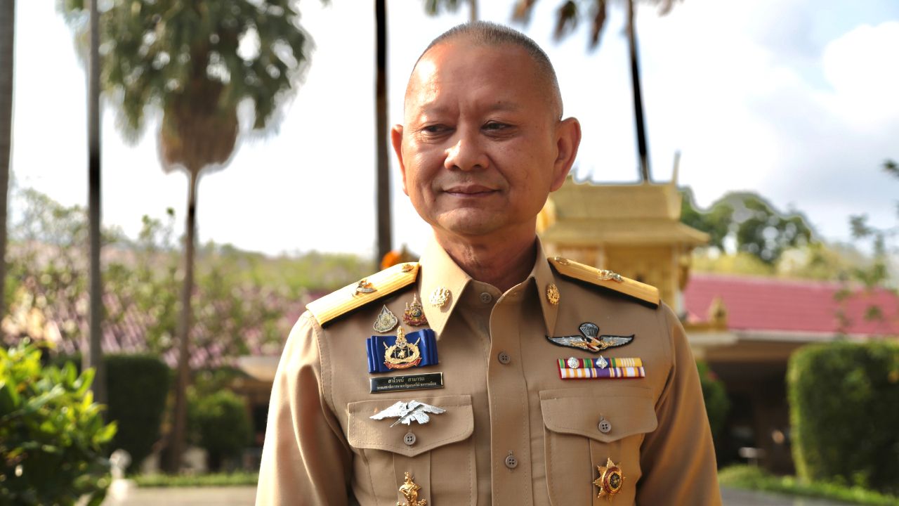 'สาโรจน์' ไหว้สิ่งศักดิ์สิทธิ์ทำเนียบฯ ประเดิมทำงาน รองเลขาฯ 'พิพัฒน์' ยันเดินหน้าแลนด์บริดจ์