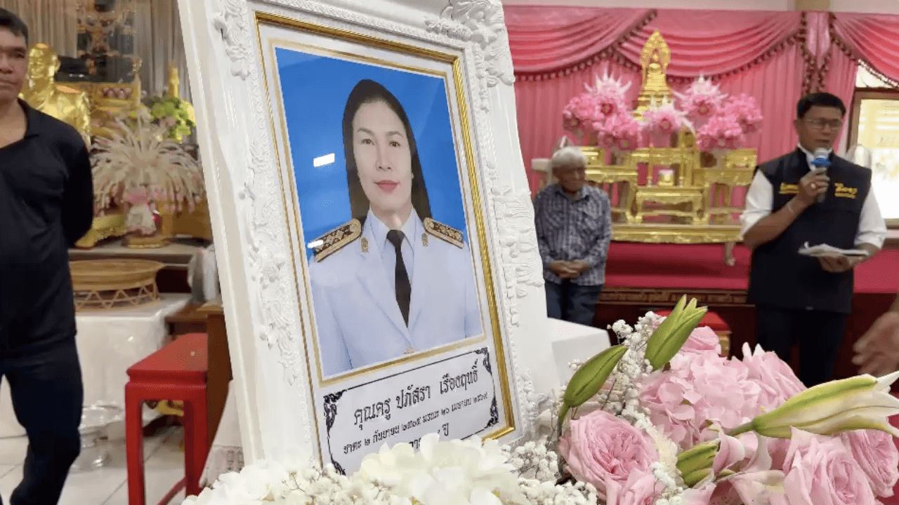 อาลัยแน่นวัด พิธีรดน้ำศพ 'ครูปภัสรา' เหยื่อชายคลั่งกราดยิง พ่อยันไม่รับคำขอโทษ