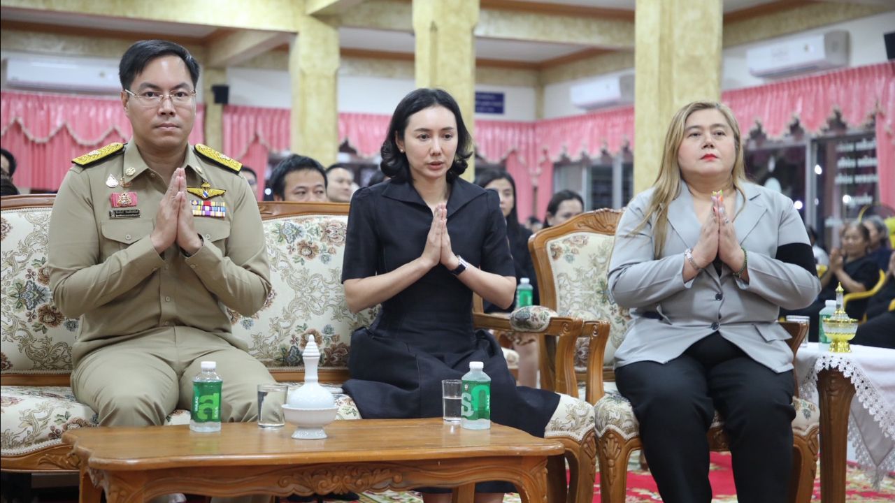 'อัครนันท์' รมช.ศธ. มอบทุนบุตร 2 คน เหยื่อยิงกราดอยุธยา ให้เรียนจนจบ ม.6