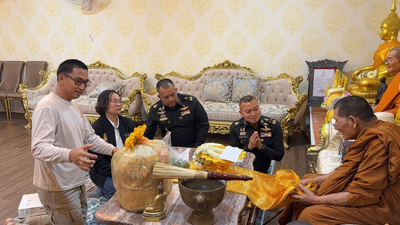 'แม่ทัพกุ้ง' เข้ากราบ 'หลวงปู่ศิลา' รับเครื่องอัฐบริขาร เตรียมบวชอุทิศกุศลให้ทหารกล้า