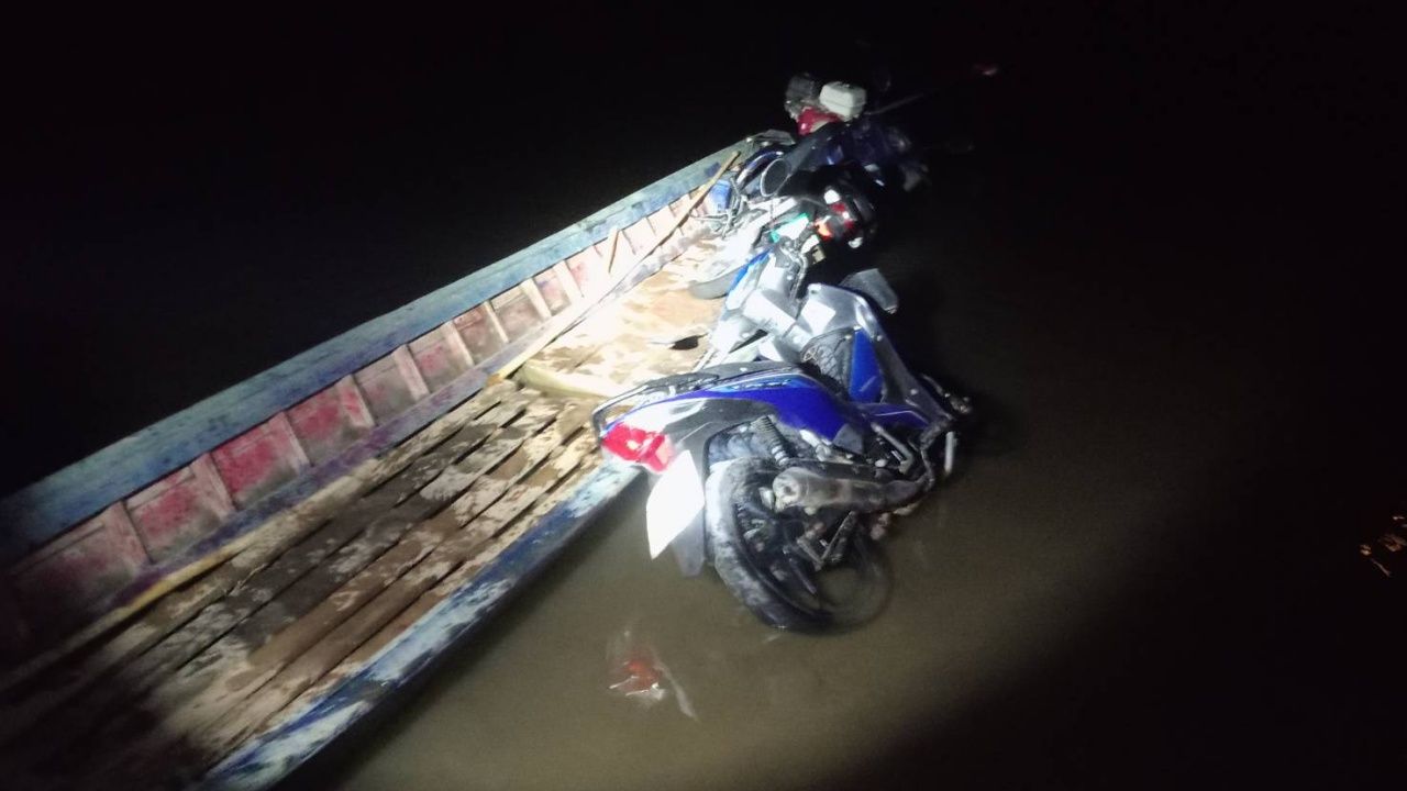 ทหารพรานทลายแก๊งค้า จยย.ข้ามชาติ ยกใส่เรือหางยาว เตรียมส่งไปขายเมียนมา