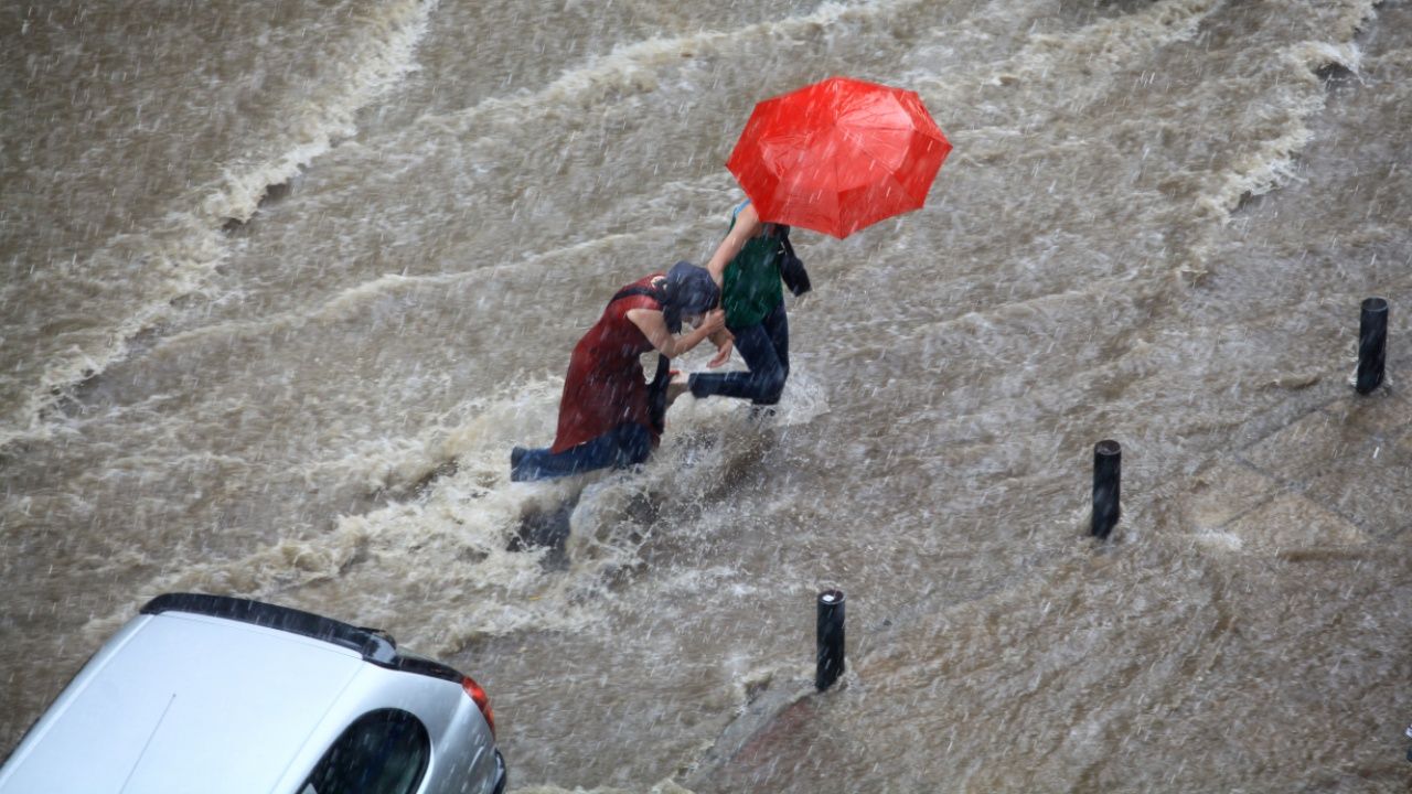 เตือน 33 จังหวัด เฝ้าระวังฝนตกหนัก อาจเกิด 'น้ำท่วมขัง' เป็นอุปสรรคต่อการสัญจร
