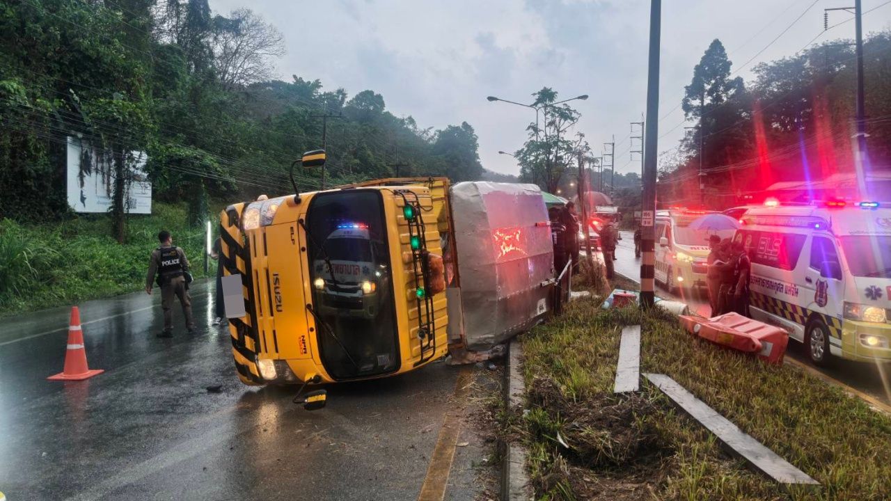 รถหกล้อ 'แขวงการทางหมวดแม่สาย' เสียหลักชนเกาะกลางถนน พลิกตะแคงข้าง เจ็บ 7 ราย