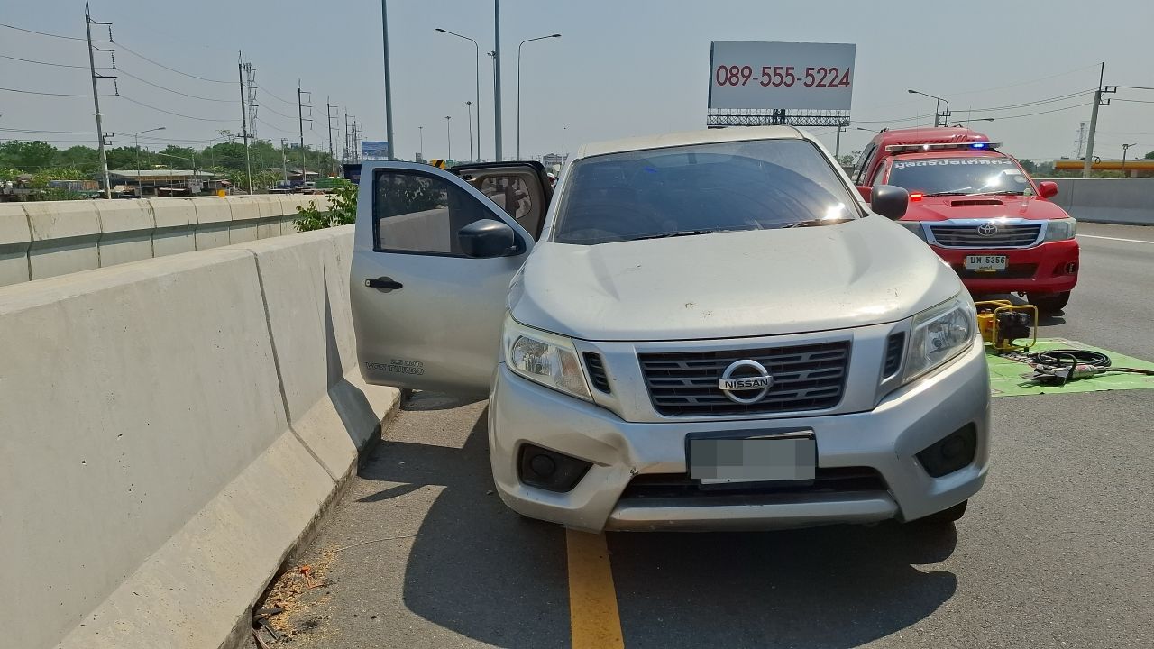 สยอง รถเสียหลักตกร่องข้างถนน เหล็กฉากเสียบทะลุท้องดับ