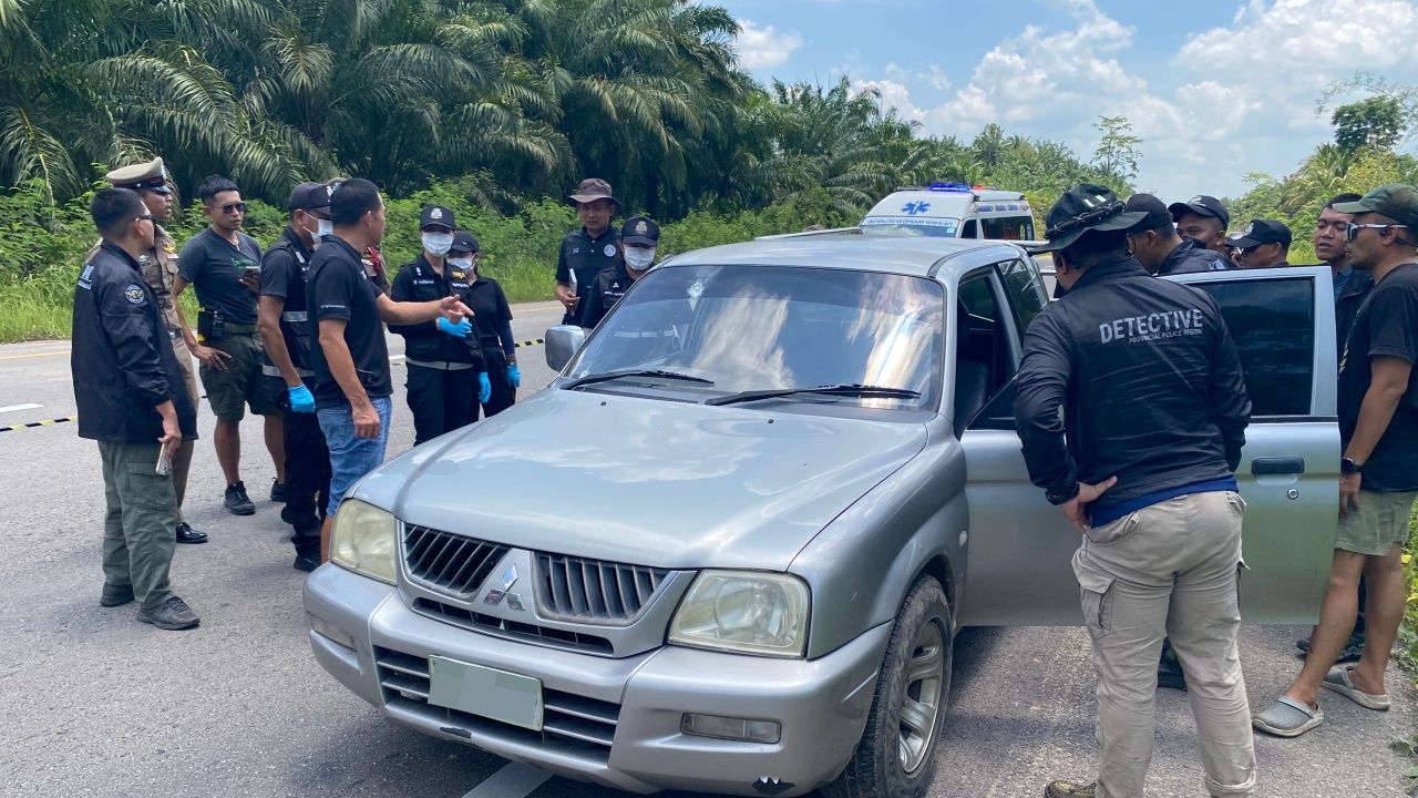 พบศพ 'หนุ่มสวนปาล์ม' ถูกยิงดับคากระบะจอดริมถนน จ.กระบี่ ตำรวจเร่งหาเบาะแสคนร้าย