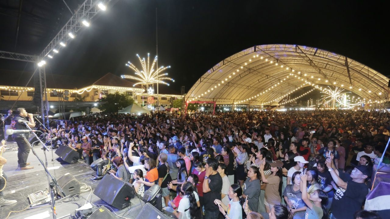 คึกคัก 'งานมะม่วงของดีอำเภอปากท่อ' ดึงศิลปินดังสร้างสีสัน กระตุ้นเศรษฐกิจท้องถิ่น