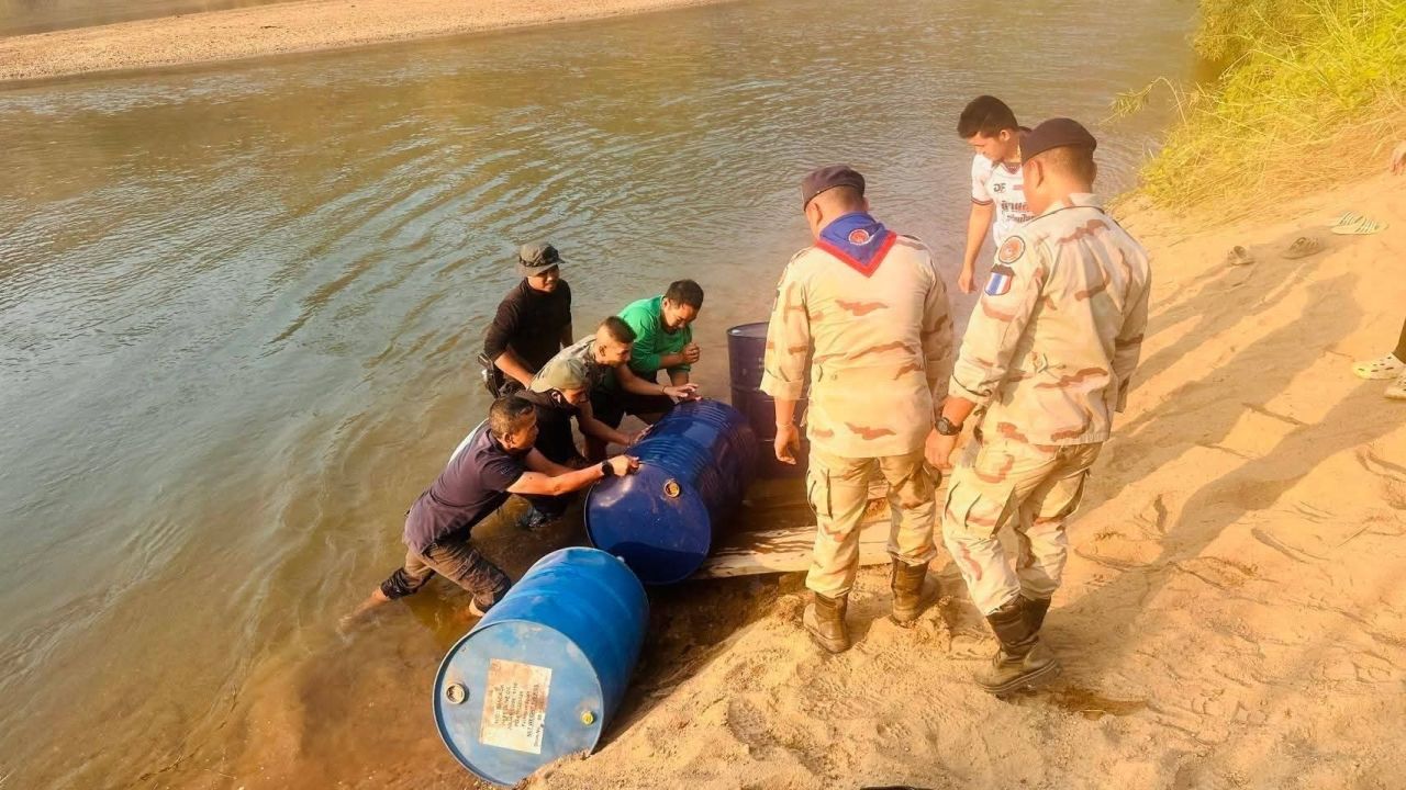 พบถังใส่น้ำมันดีเซล 5,600 ลิตร ลอยอยู่ริมแม่น้ำเมย คาดเตรียมส่งไปเมียนมา