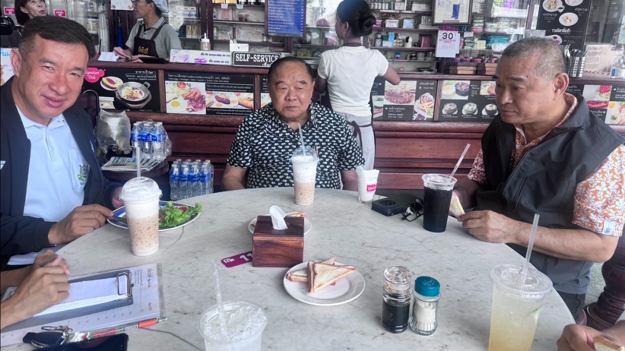 'ลุงป้อม' บุกย่านวิสุทธิ์กษัตรตระเวนชิมเนื้อ 'ไร้เทียมทาน' ปลื้มพะโล้