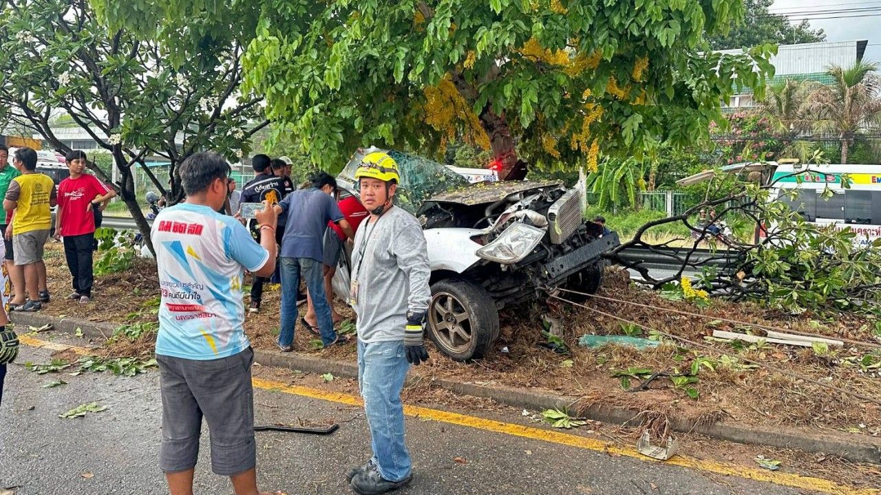 สุดสะเทือนใจ รถชนต้นไม้ดับ 2 หนูน้อยบาดเจ็บ ถามกู้ภัย 'พ่อแม่หนูตายหรือยัง'
