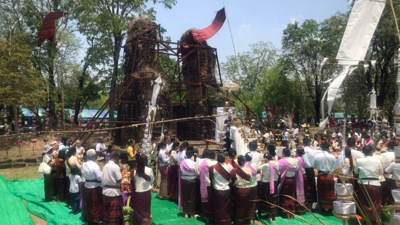 ศรัทธาไม่ถอย คนแห่ร่วมบวงสรวง 'ปราสาทมีชัย' ลุ้นเลขธูปเสี่ยงโชค 2/5/69