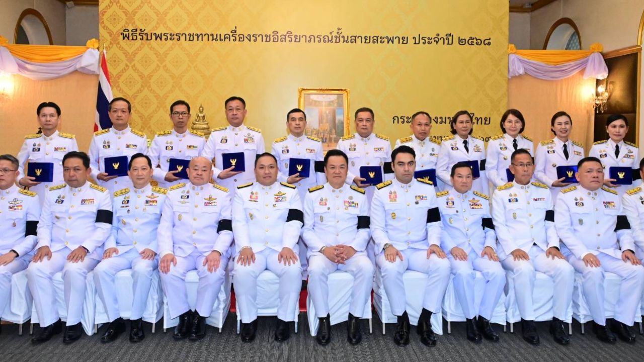 นายกฯ เป็นประธานพิธีรับพระราชทานเครื่องราชฯ เชิดชูเกียรติข้าราชการมหาดไทย