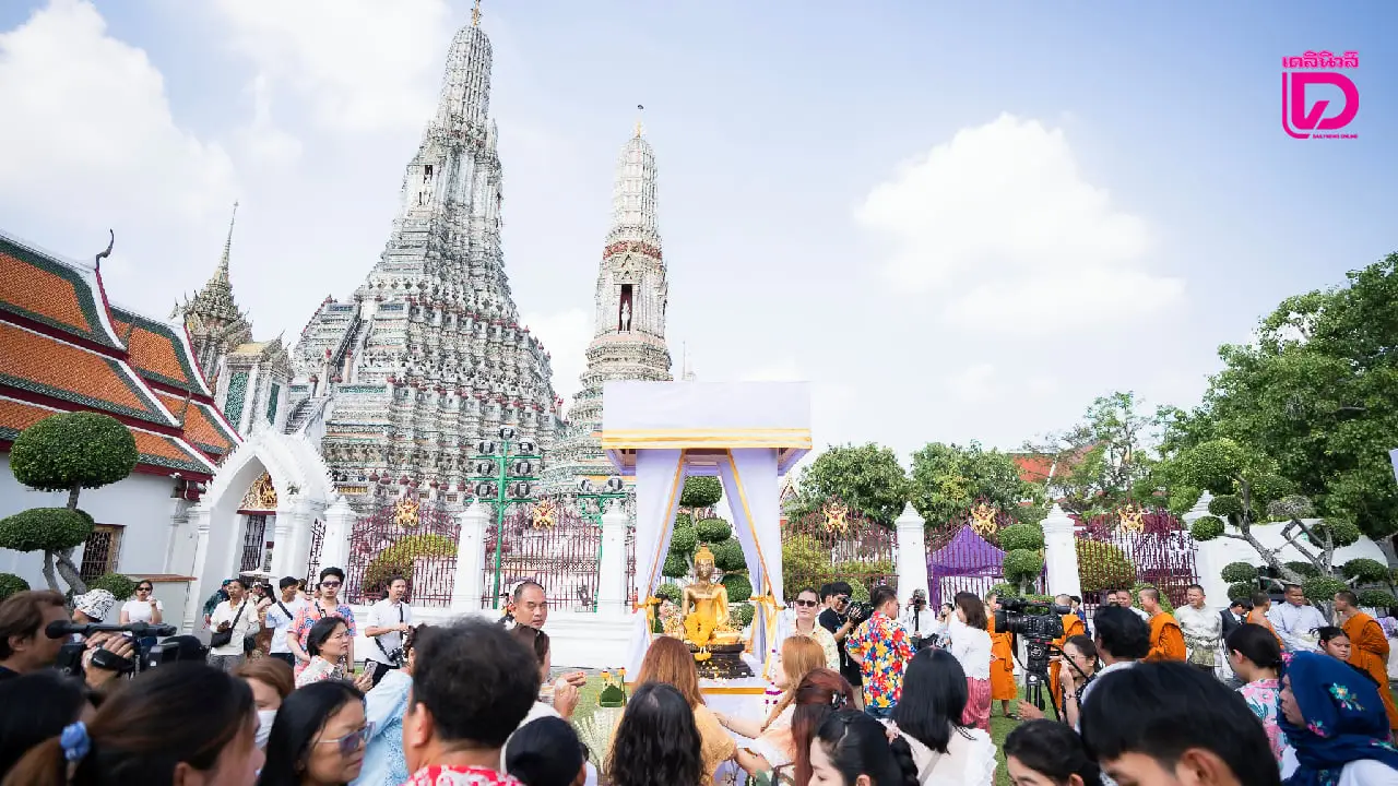 ‘วัดอรุณฯ’ เปิดให้สรงน้ำ ‘หลวงพ่อแจ้ง-พระปรางค์’ เนื่องในวันสงกรานต์