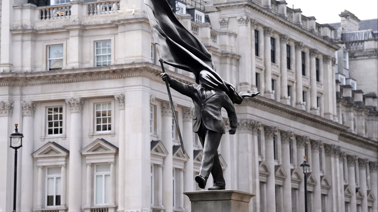 Banksy ยืนยันผลงานรูปปั้นปริศนากลางลอนดอน 'ชายถูกธงบังตา'