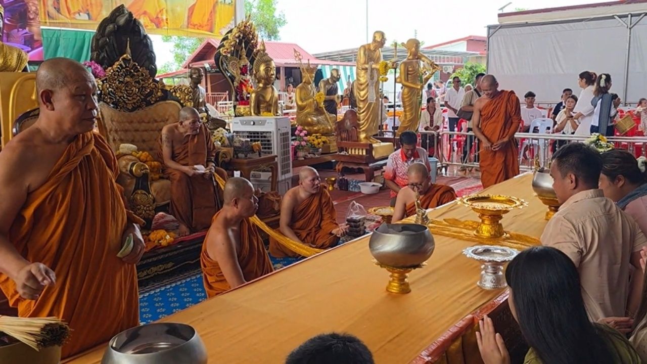 สาธุชนหลั่งไหล เดินทางจากทั่วสารทิศ เข้ากราบไหว้ 'หลวงปู่ศิลา' ช่วงวันหยุดยาว