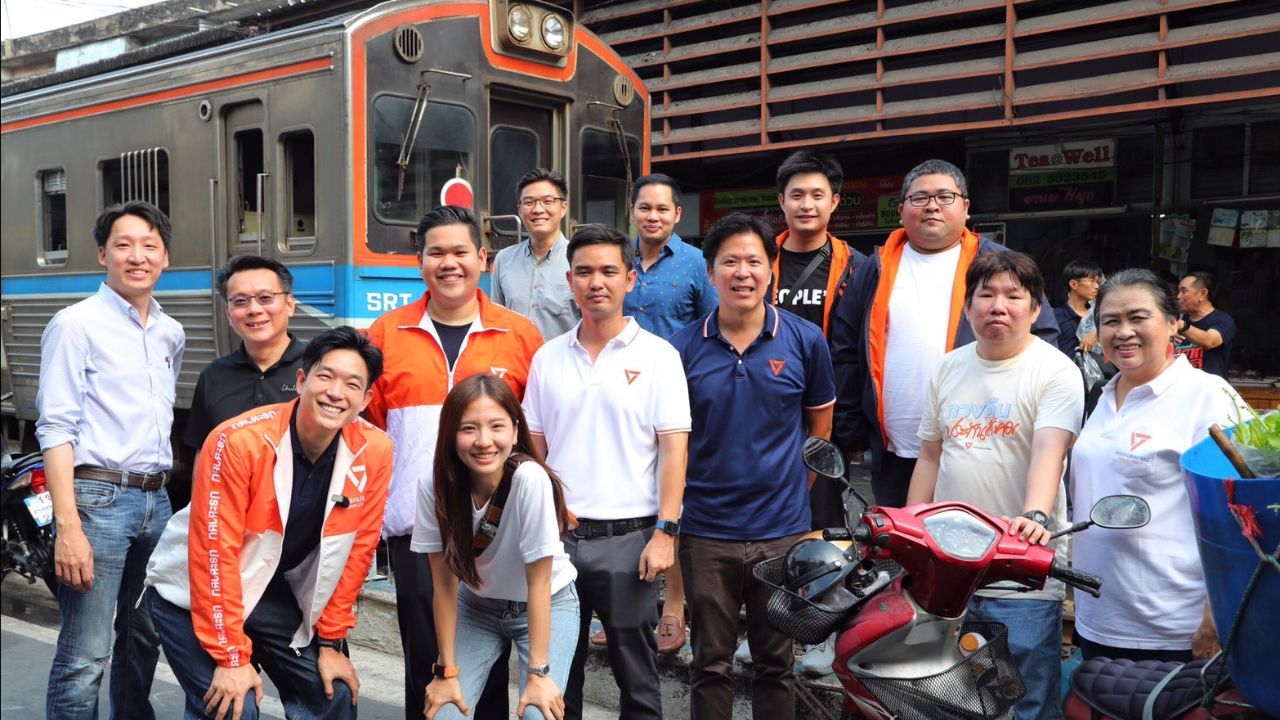 'พรรคประชาชน' ขน สส. ออนทัวร์รถไฟสายมหาชัย รับฟังเสียงสะท้อน