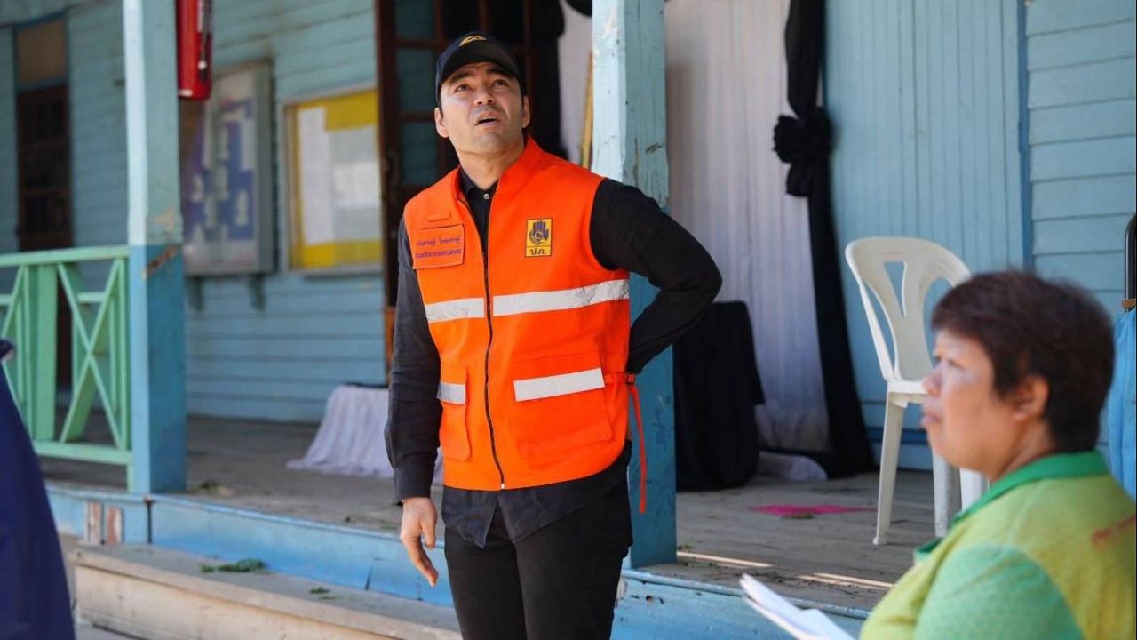'เจเศรษฐ์' ลงพื้นที่อุทัยธานี เยียวยาผู้ประสบภัยพายุฤดูร้อน มอบเงินส่วนตัวช่วยเหลือโรงเรียน