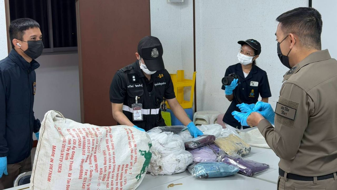 ยึดเฮโรอีน 6 กก. ซุกซ่อนในชุดผ้าไทย จ้างหนุ่มหิ้ว ออกไปออสเตรเลีย