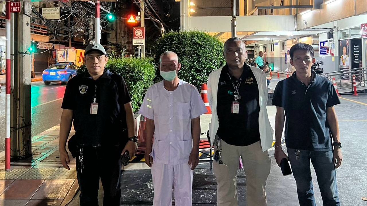 พบตัวแล้ว 'พระครูปลัดสมบัติฯ' เจ้าอาวาสวัดสนามไชย สวมชุดขาว โผล่ สน.บางรัก