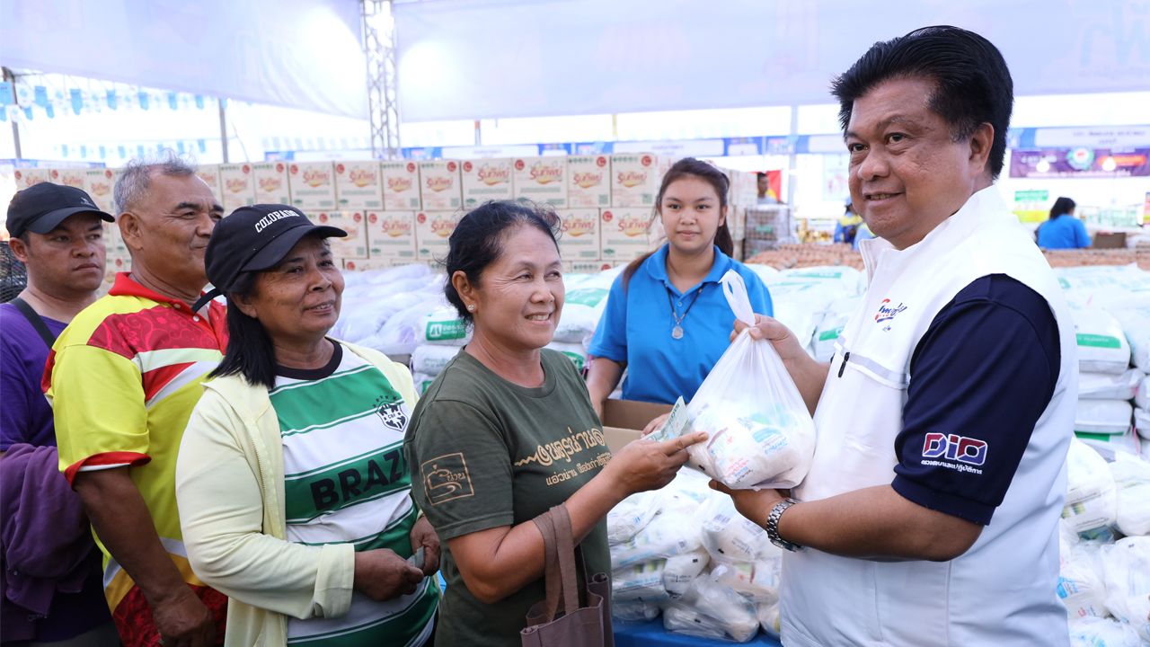 เริ่มแล้ว 'มหกรรมธงฟ้า' นราธิวาส พาณิชย์ ขนสินค้าถูกช่วยลดภาระประชาชน