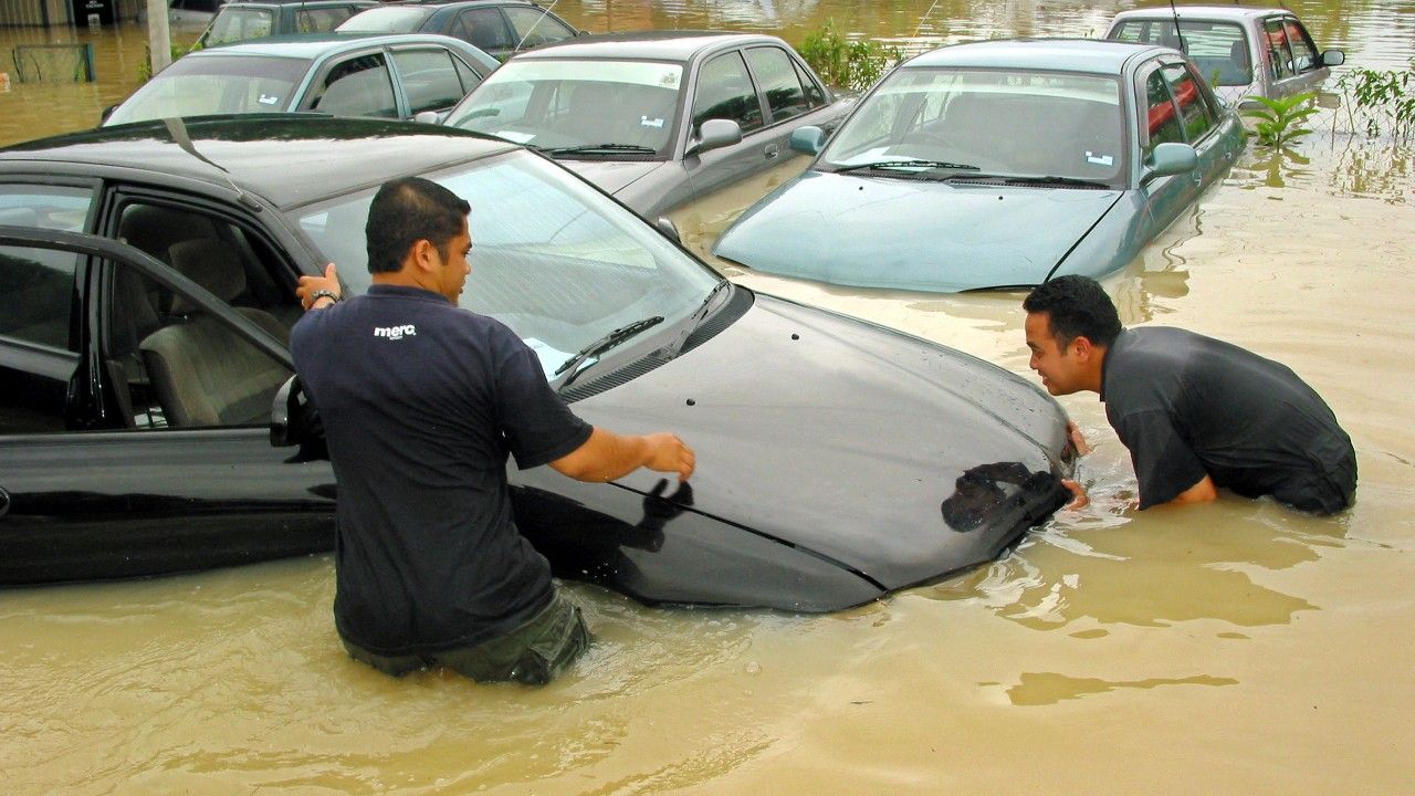 ฝนถล่มกัวลาลัมเปอร์-เปอตาลิงจายา น้ำท่วมฉับพลัน รถจมหลายร้อยคัน