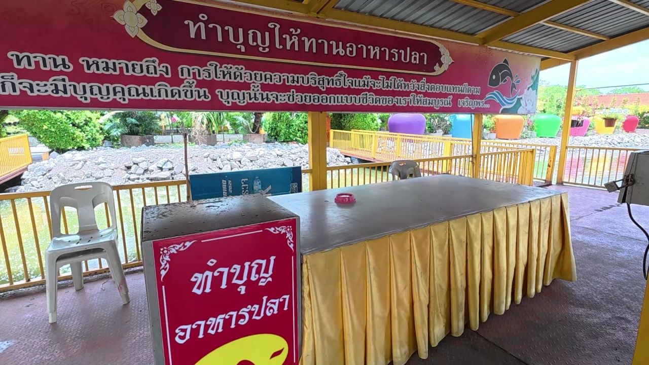 ดราม่าคนขายอาหารปลาวัดดัง พูดจาไม่ดีใส่ชาวบ้าน ล่าสุดเจ้าอาวาสให้ออกแล้ว