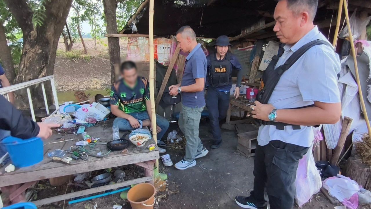 จับดาบตำรวจมั่วยาคากระท่อมกลางทุ่งนา ค้นตัวเจอยาบ้า 8 เม็ด ต้นสังกัด ให้ออกจากราชการ