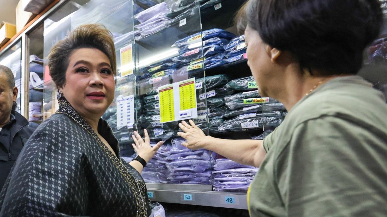 'ศุภมาส' ลุยบางลำพู ตรวจราคาชุดนักเรียนรับเปิดเทอม คุมเข้มร้านค้าจัดโปรเกินจริง-สินค้าไม่ได้คุณภาพ