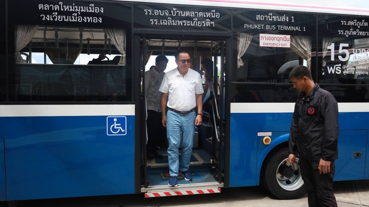 'อนุทิน' นั่งรถ EV Smart Bus ไปสนามบินภูเก็ต รณรงค์ใช้ Carpool ลดการใช้พลังงาน