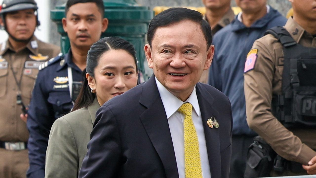 ถ่ายทอดสด 'ทักษิณ ชินวัตร' พักโทษ นาทีออกจากเรือนจำ กลับบ้านจันทร์ส่องหล้า