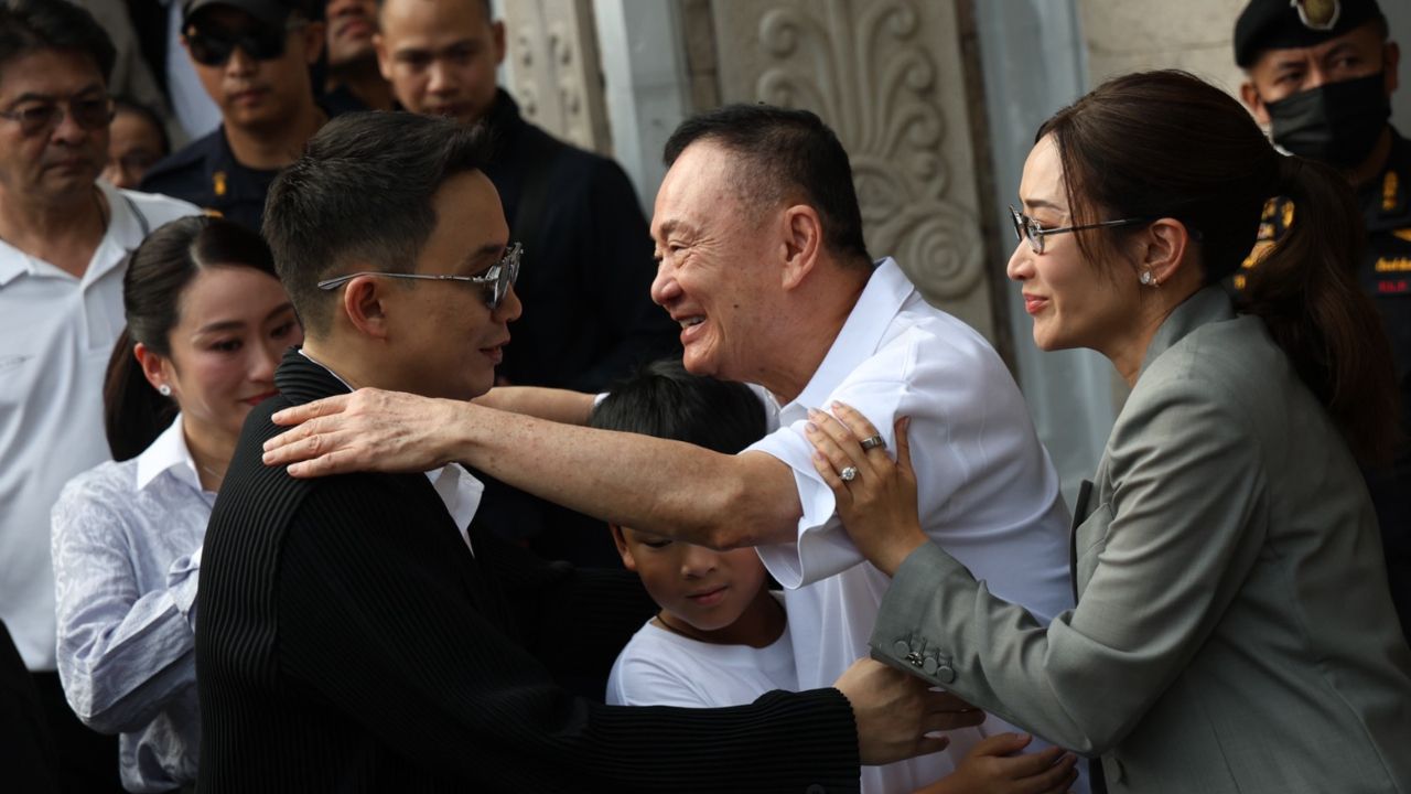 'ทักษิณ' ไม่ได้ให้สัมภาษณ์ ขึ้นรถ Maybach ลดกระจกยิ้มทักทายคนเสื้อแดง