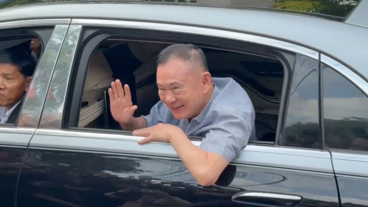 'ทักษิณ' ถึงบ้านจันทร์ส่องหล้า ทักทายคนเสื้อแดง บอก 'ไปจำศีลมา'