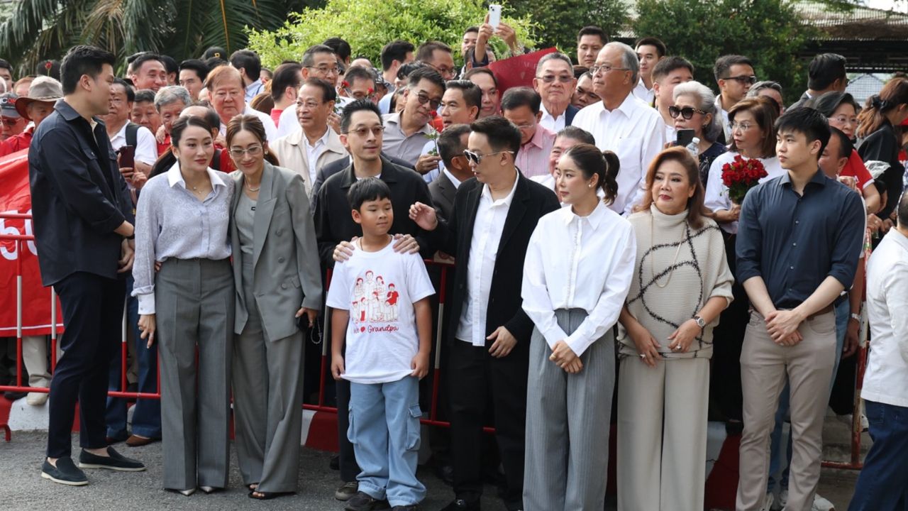 ประมวลภาพครอบครัว คนการเมือง คนเพื่อไทย แห่รับ 'ทักษิณ' ออกจากเรือนจำ