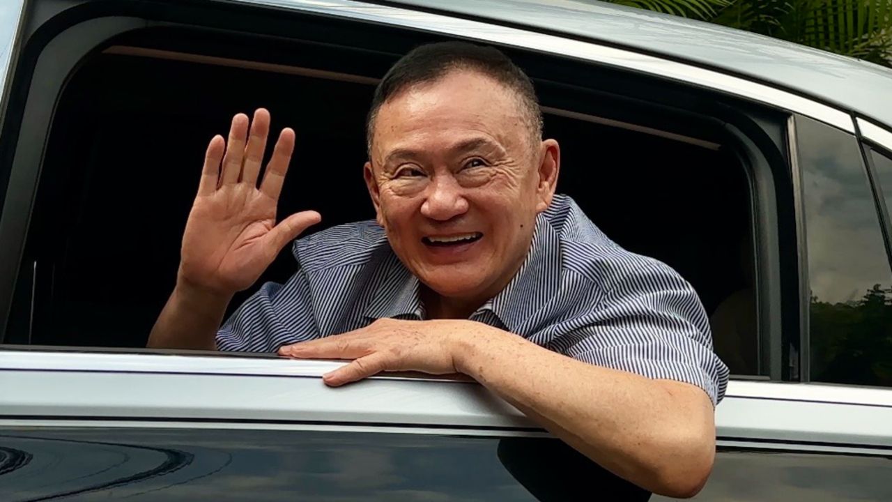 ครอบครัวรอต้อนรับ 'ทักษิณ' ที่บ้านจันทร์ส่องหล้า เตรียมไปตรวจสุขภาพที่ รพ. พรุ่งนี้