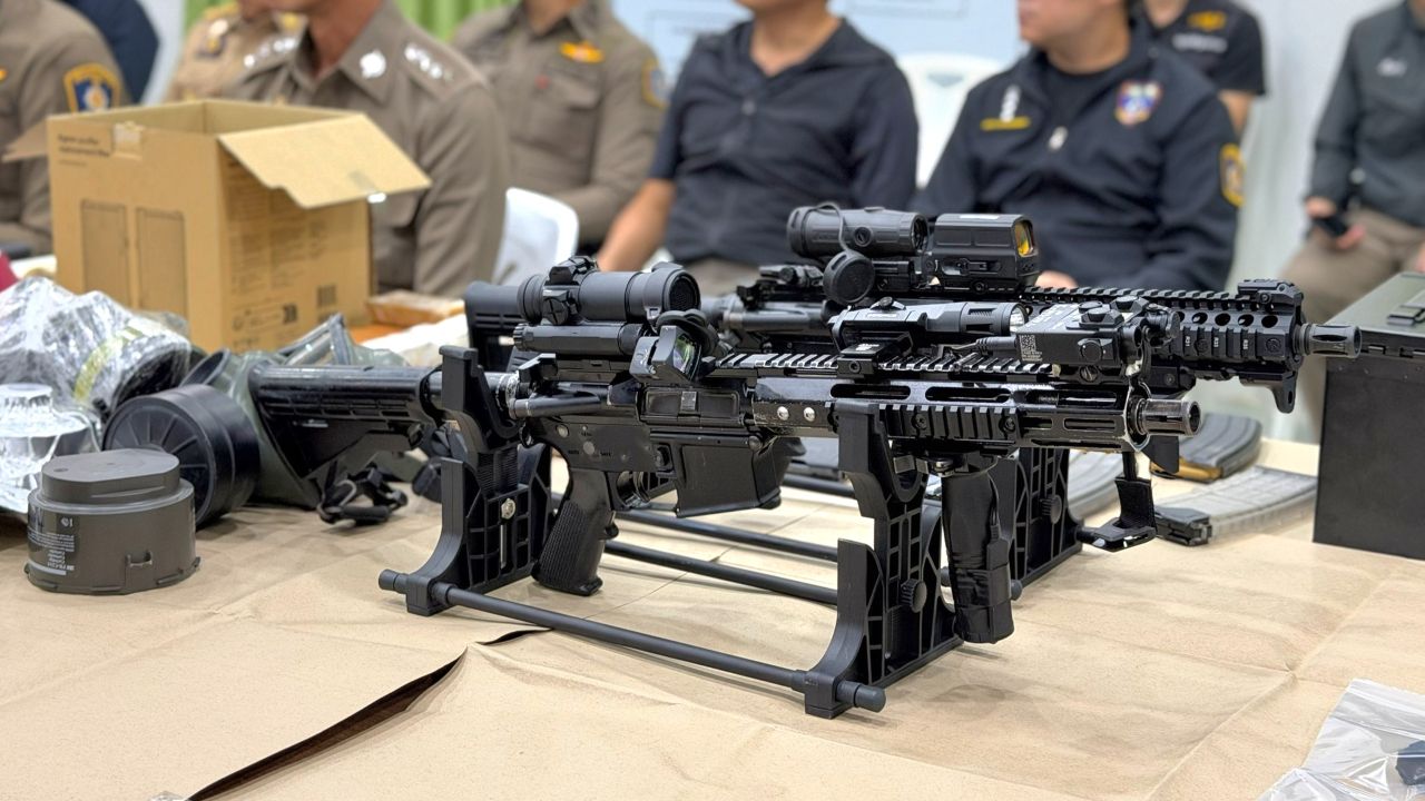 ตำรวจแจ้งข้อหาค้าอาวุธ 'ทหารเรือ-พลเรือน' รวม 5 คน โยงค้าปืน M4 ให้ 'หนุ่มจีน'