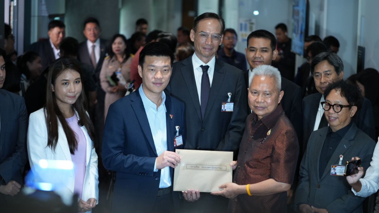 'ณัฐพงษ์' นำพรรคฝ่ายค้านยื่นศาล รธน. ดันตั้ง กมธ.วิสามัญตรวจสอบ ปมรัฐบาลสอดไส้ พ.ร.ก.เงินกู้