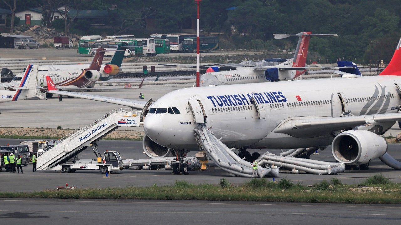 ระทึก เครื่องบิน Turkish Airlines ไฟลุกขณะลงจอดที่เนปาล ผู้โดยสาร 300 ชีวิตรอดหวุดหวิด