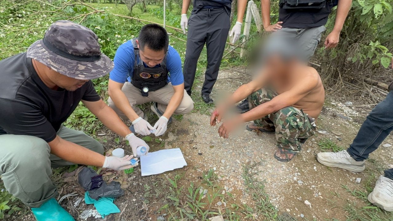 ล้อมจับระทึก 'เอเย่นต์ยาเสพติดรายใหญ่' ยิงสู้ตำรวจ ก่อนหนีกบดานในห้องน้ำชาวบ้าน