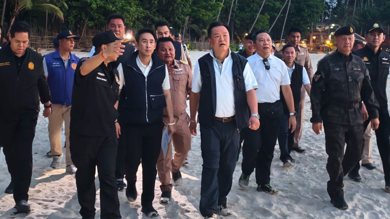'อนุทิน' ลุยสางปัญหาหาดฟรีดอมภูเก็ต บอกประชาชนไม่ต้องกลัว ขอโทษที่มาช้า