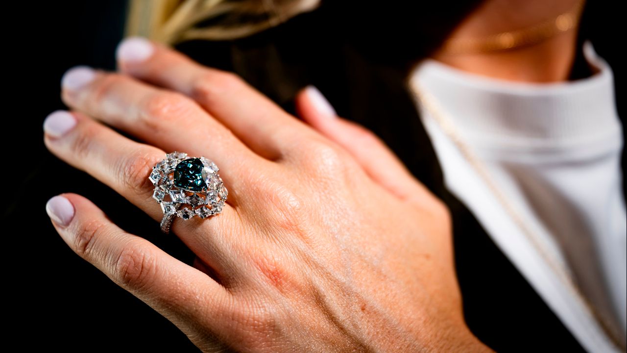 'โอเชียน ดรีม' เพชรสีฟ้าอมเขียวหายากที่สุดในโลก ปิดประมูลราว 560 ล้านบาท ทุบสถิติคริสตีส์