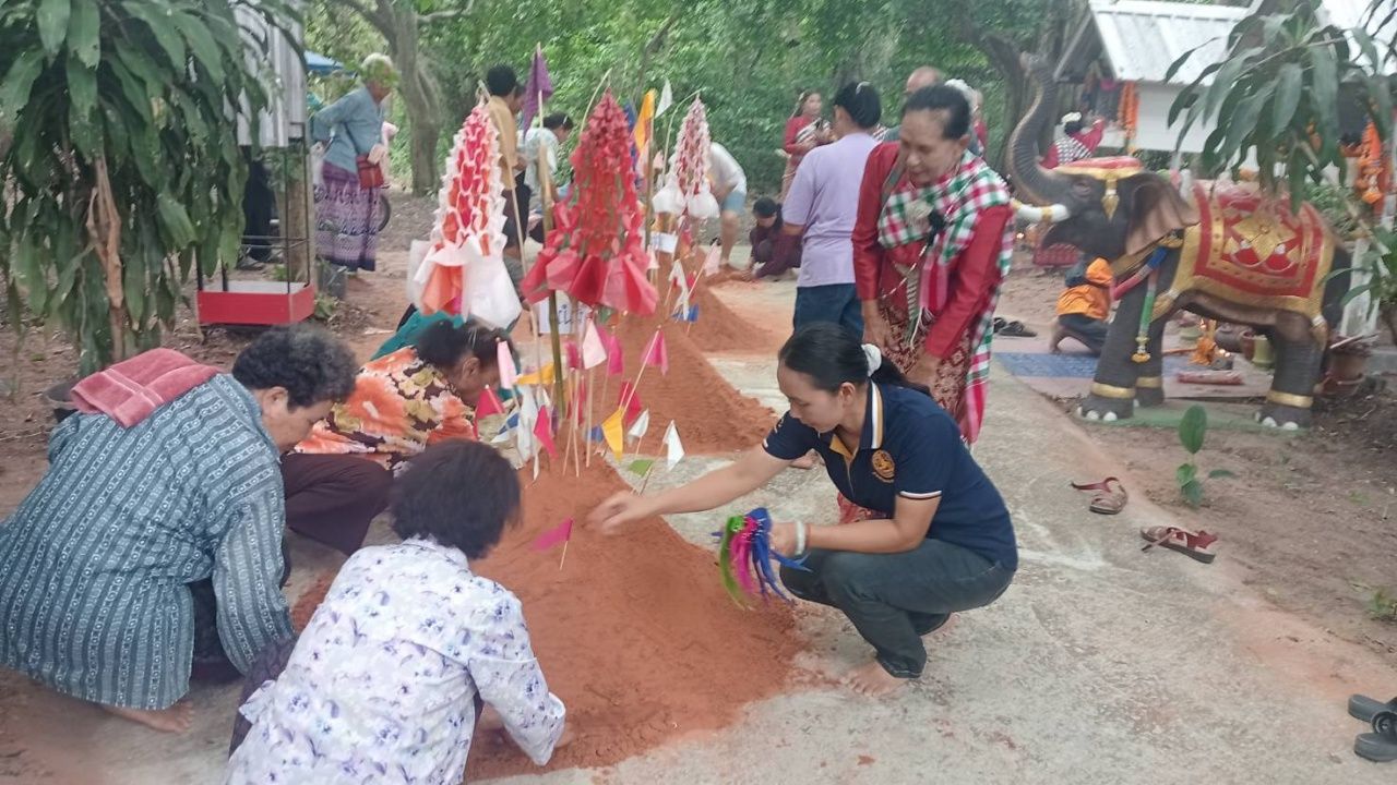 ชาวบ้านร่วมสืบสานประเพณีบุญซำฮะ ทำพิธีเลี้ยงผีปู่ตา คอหวยไม่พลาดส่อง 'เลขเด็ด'