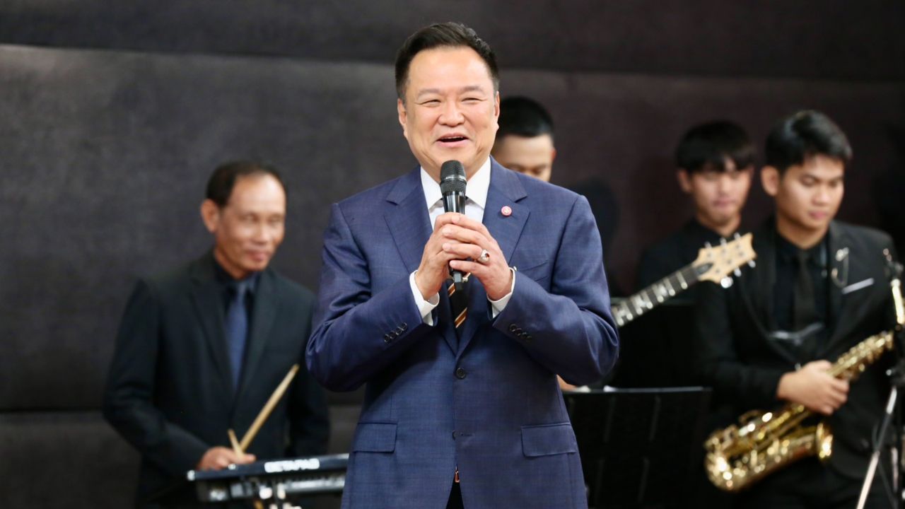 'อนุทิน' โชว์ลูกคอร้องเพลง 'ขอพบในฝัน' เปิดงานประกวดร้องเพลง หยอดหวานจะกลับไปร้องให้คนที่บ้านฟัง