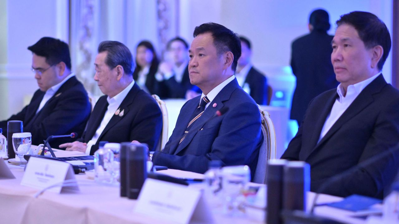 วงบิ๊ก CEO 'เจ้าสัวซีพี-เจ้าสัวสหพัฒน์' นั่งประกบซ้าย-ขวา นายกฯ อนุทิน