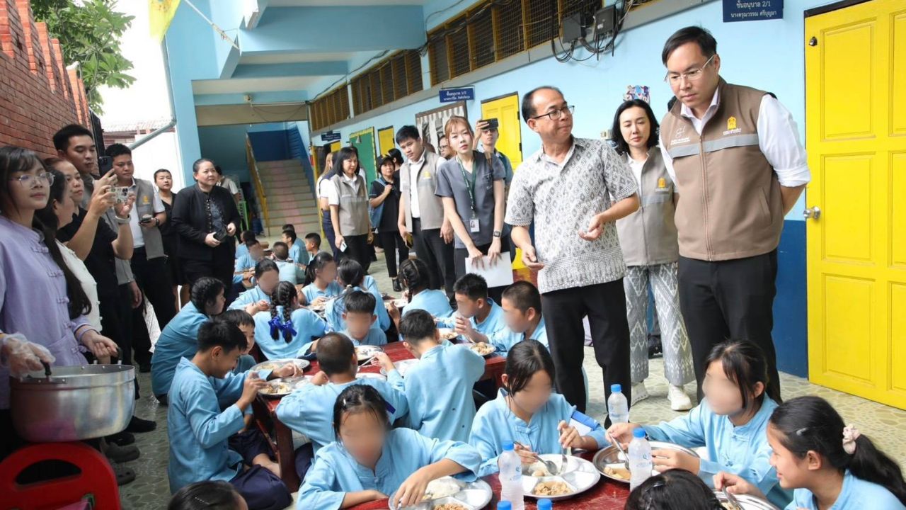 รมช.ศธ. ย่องสุ่มตรวจอาหารกลางวัน-นม รร. แย้มอนาคตจะแอบแวะอีกหลายที่
