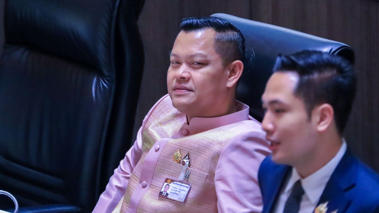 'ธนกร' จี้ 'ปิยบุตร' เลิกปลุกปั่นเรื่อง 'องคมนตรี' อัด หวังผลทางการเมือง