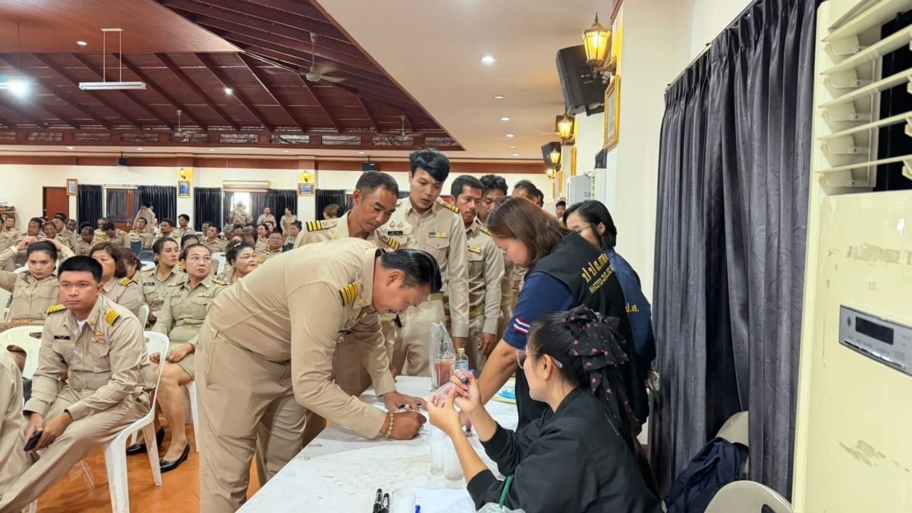 เซอร์ไพรส์ นายอำเภอบางใหญ่ สั่งปิดหอประชุมสุ่มตรวจปัสสาวะกำนัน ผู้ใหญ่บ้าน 258 คน