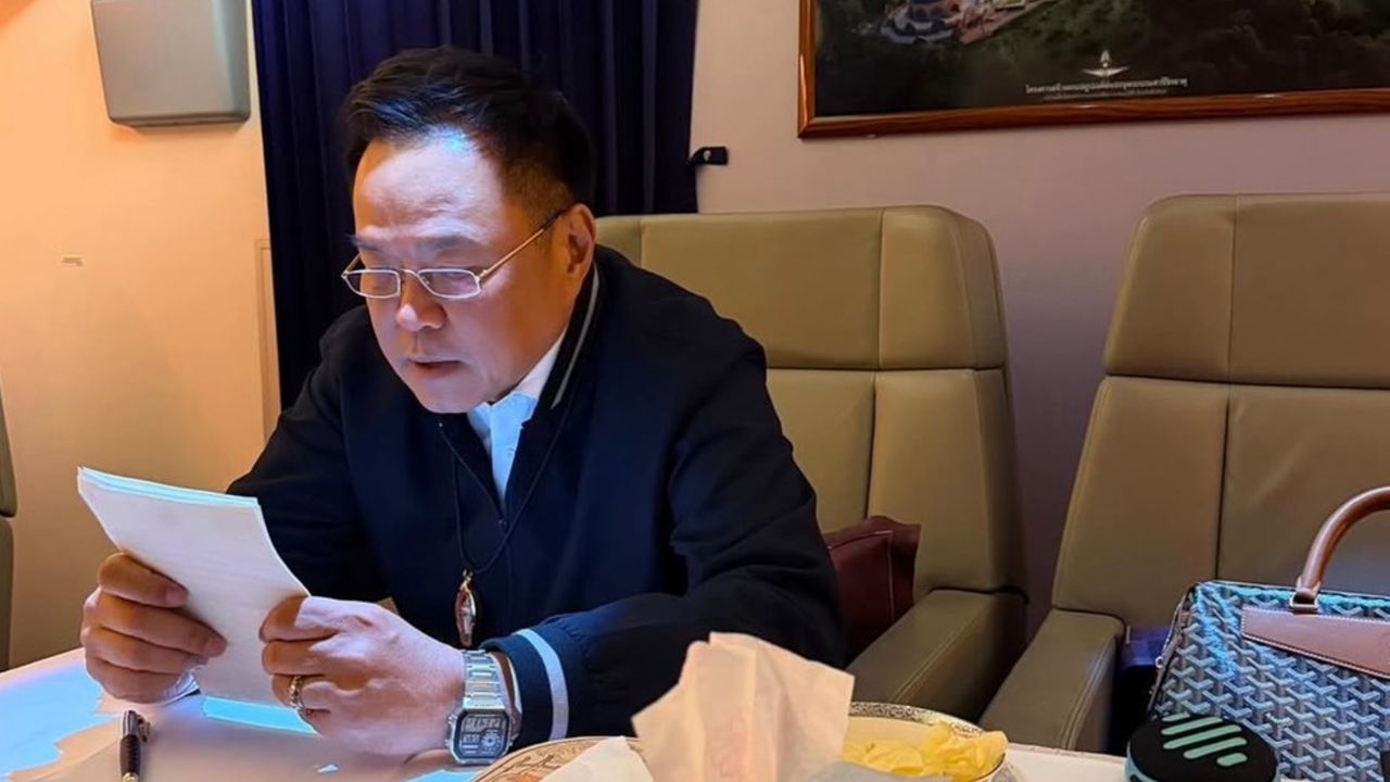 'อนุทิน' ฟิต ไม่ยอมพัก นั่งทำงานบนเครื่องบิน แม้ทุกคนหลับ