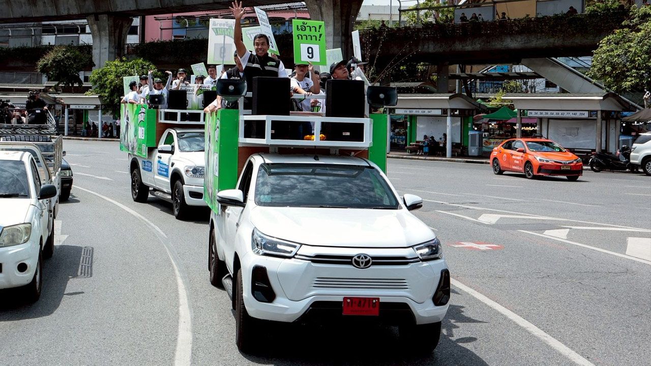 ชัชชาติ นั่งกระบะไฟฟ้า Toyota Hilux REVO B-cab BEV หาเสียงเลือกตั้งผู้ว่าฯ กทม.