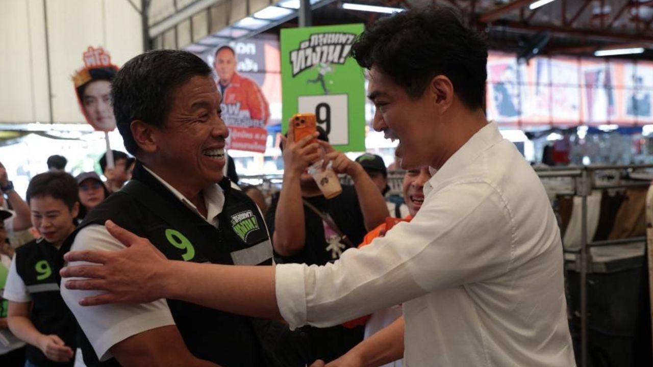 'โจ ชัยวัฒน์-ชัชชาติ' จับมือทักทาย ระหว่างหาเสียงชนกัน อ้อนเลือกให้ ปชน. ทั้ง 2 ใบ